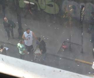 A $500 venden la cerveza en medio de la marcha estudiantil
