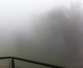 Santiaguinos despiertan con densa niebla en varios sectores de la capital