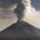 Volcán mexicano Popocatépetl lanza materia incandescente y fumarola de 4 km