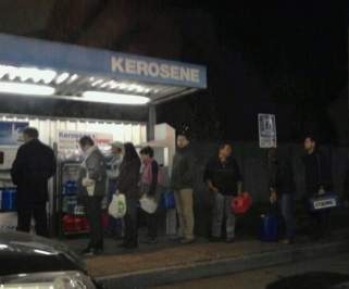 Largas filas para adquirir parafina marcan primera jornada de prohibición de leña en Temuco