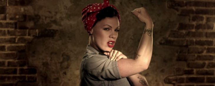La cantante "P!ink" en su video "Raise your Glass"