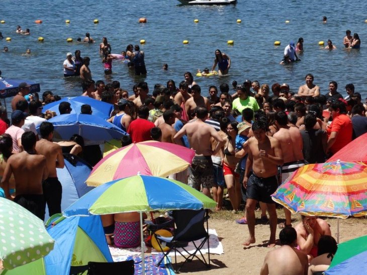 Familiares realizando reanimación al joven en las orillas de la laguna Avendaño | Guillermo Escares (RBB)