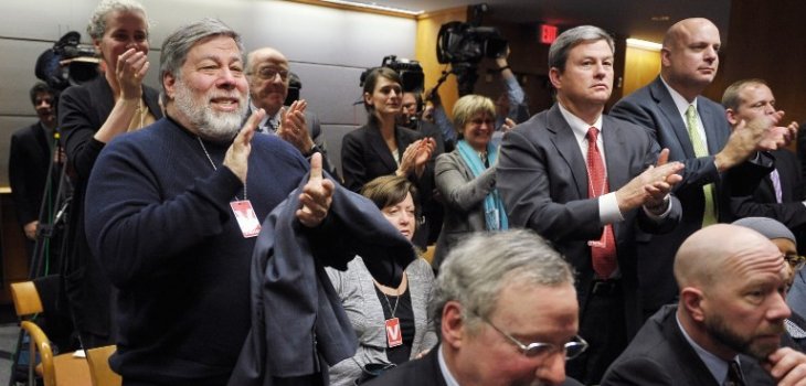 Steve Wozniak, cofundador de Apple, aplaudiendo decisión de la FCC | AFP