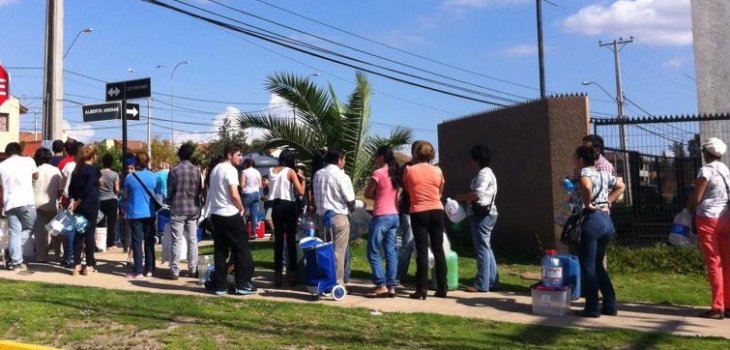 Filas para conseguir agua potable en La Serena | Cristian Muñoz