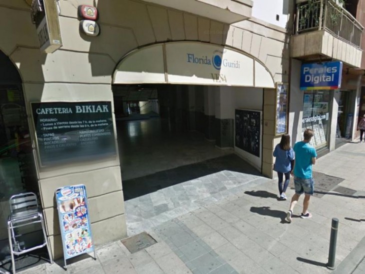 Acceso a los cines Florida en los que se quedó encerrado un espectador / Google Maps