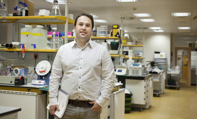 El investigador Héctor Peinado en su laboratorio. /CNIO
