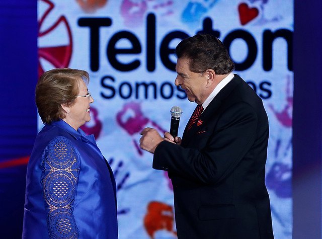 "Don Francisco" junto a la presidenta Michelle Bachelet, durante la versión 26° Teletón el año pasado | Agencia UNO