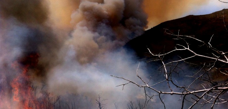 helicopteros-chocan-en-combate-de-incendio-forestal-en-trehuaco-730x350.jpg