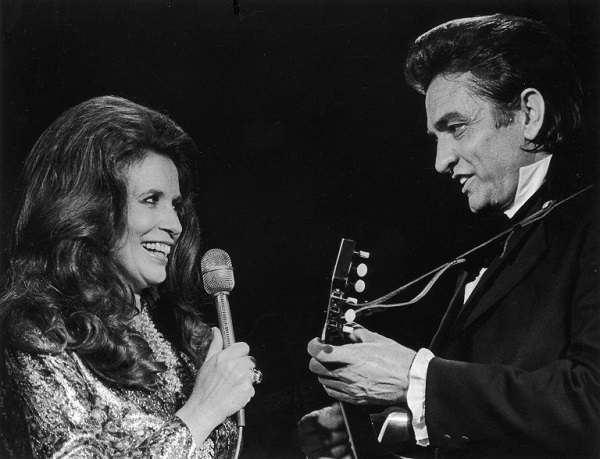 Johnny Cash y June cantando a duo en 1975 