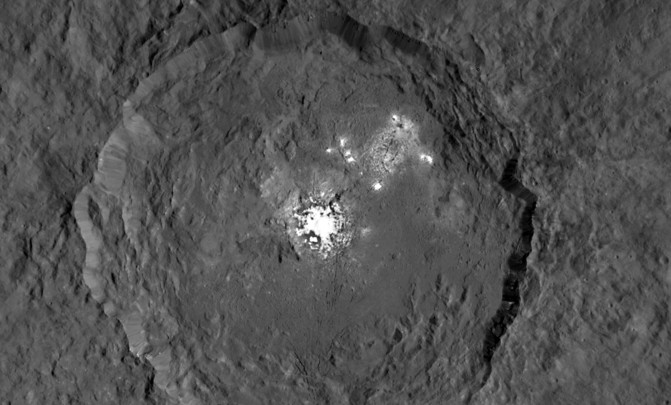 Puntos muy brillantes en el cráter Occato de Ceres. / NASA/JPL-Caltech/UCLA/MPS/DLR/IDA