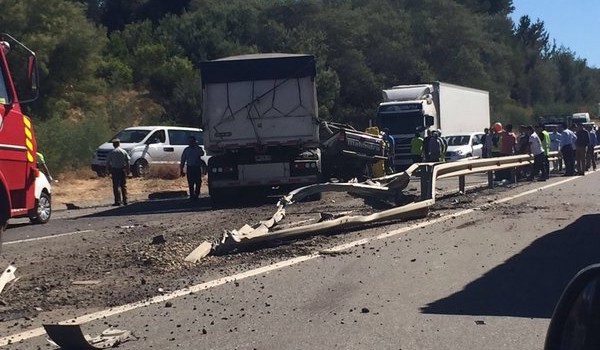 choque-entre-camion-y-camioneta-en-ruta-chillan-y-concepcion-600x350.jpg