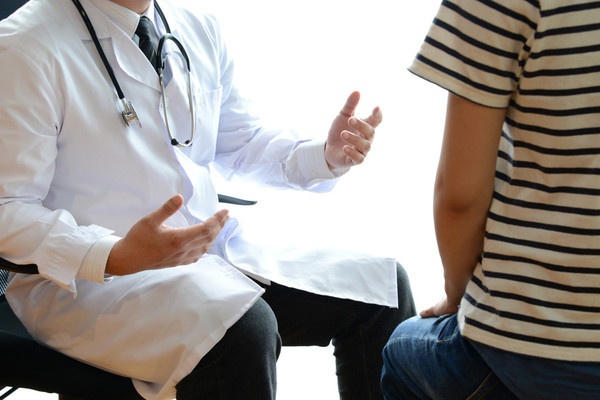El contexto en la consulta del médico, como la mirada y la disposición de las sillas, influye en el bienestar del paciente. 