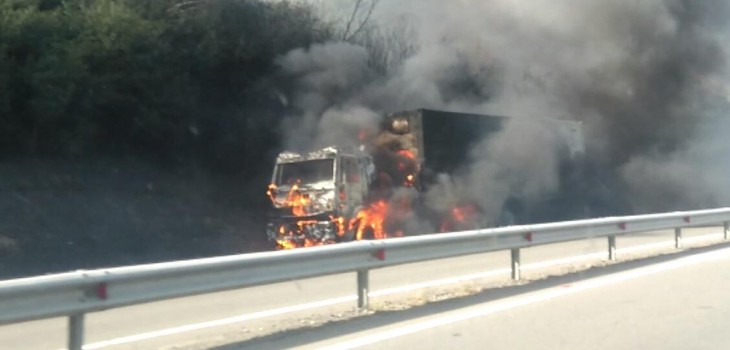 incendio-camion-forestal-itata-foto-de-pa_valenciac-en-twitter-730x350.jpg
