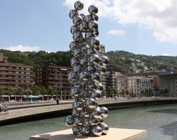 Una de las obras del Kapoor en el Museo Guggenheim, de Bilbao | Ardfern / Wikimedia