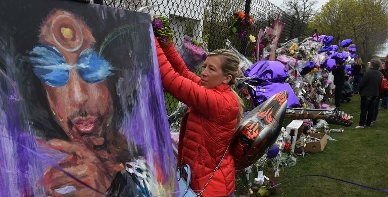 Seguidores dejan flores cerca de la casa de Prince en Minneapolis | AFP