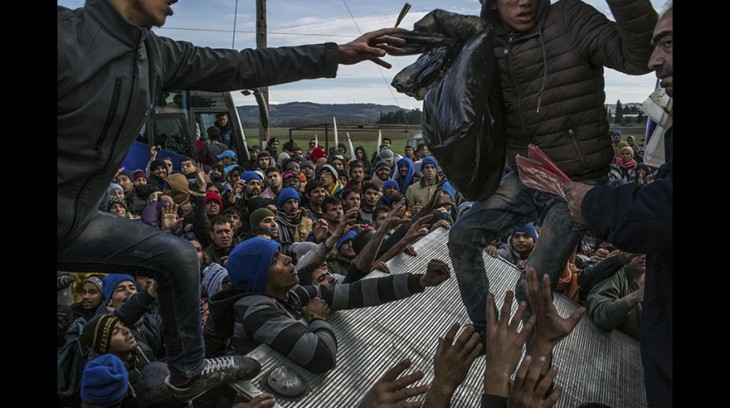 Refugiados se pelean por las donaciones de agua, comida y ropa | Pulitzer