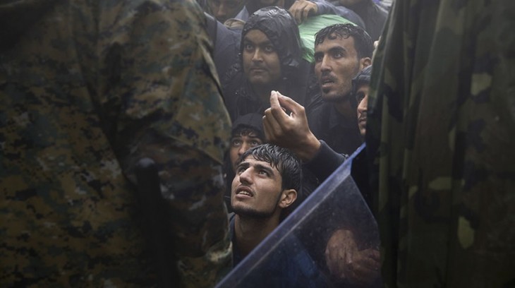 Migrantes suplican a policía de Macedonia que los dejen entrar | Pulitzer