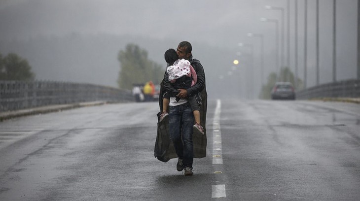 Refugiado sirio junto a su hija en la frontera de Grecia y Macedonia | Pulitzer
