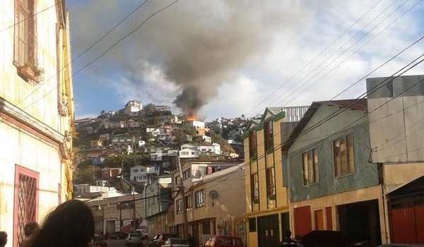 incendio-cerro-las-canas-valparaiso-foto-de-55_david-e1461964817355-600x350.jpg