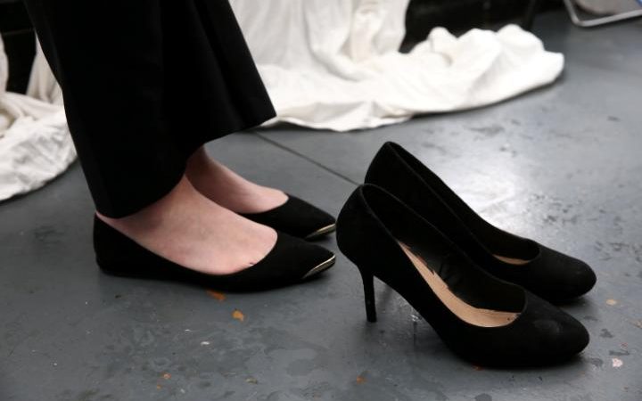 Joven es obligada a comprar un par de tacos llevar zapatos | Mujer | BioBioChile