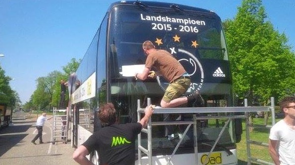 Cambiando el logo de campeones del bus de Ajax I 101 Great Goals.com Cambiando el logo de campeones del bus de Ajax I 101 Great Goals.com
