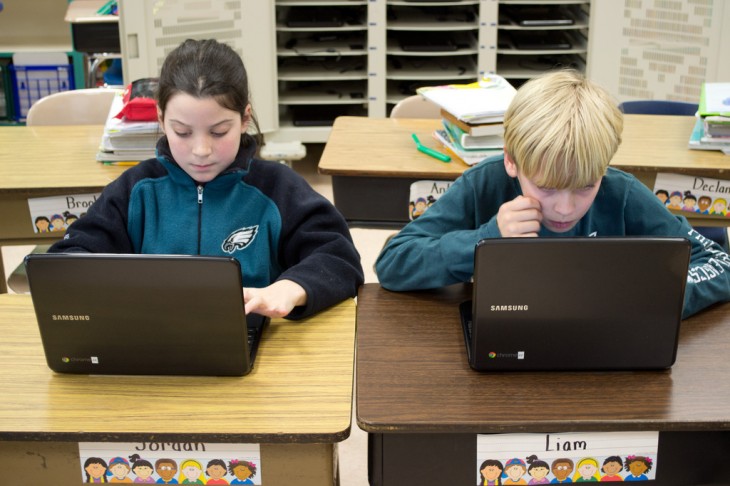 Chicos en una escuela de EEUU usando un Chromebooks | Kevin Jarrett (cc) / Flickr