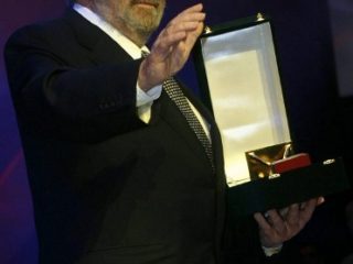 (FILES) This file photo taken on November 30, 2004 shows US comedian Bud Spencer receiving a life achievement award at the opening night of Cairo's 28th International Film Festival at the Opera House in Cairo. Italian actor Bud Spencer, who starred in a string of spaghetti westerns, died on Monday in Rome aged 86, his family announced. / AFP PHOTO / AMRO MARAGHI
