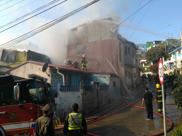 Un Adulto Mayor Murió En Incendio Que Consumió Viviendas En Cerro Monjas En Valparaíso 6919