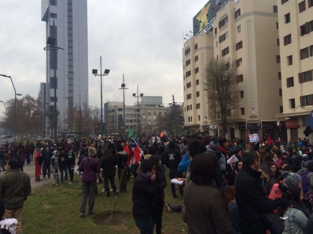 CONFECH: Marcha familiar se realiza en el centro de Santiago - Imagen 1
