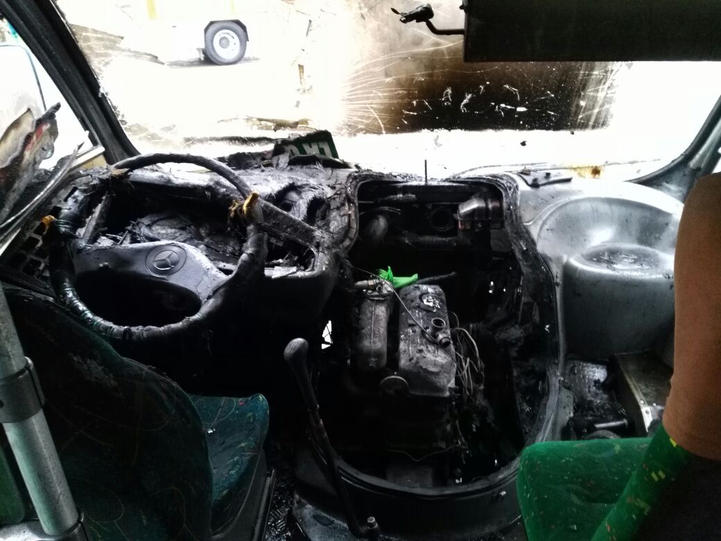 Taxibús quemado tras incendio en Coronel