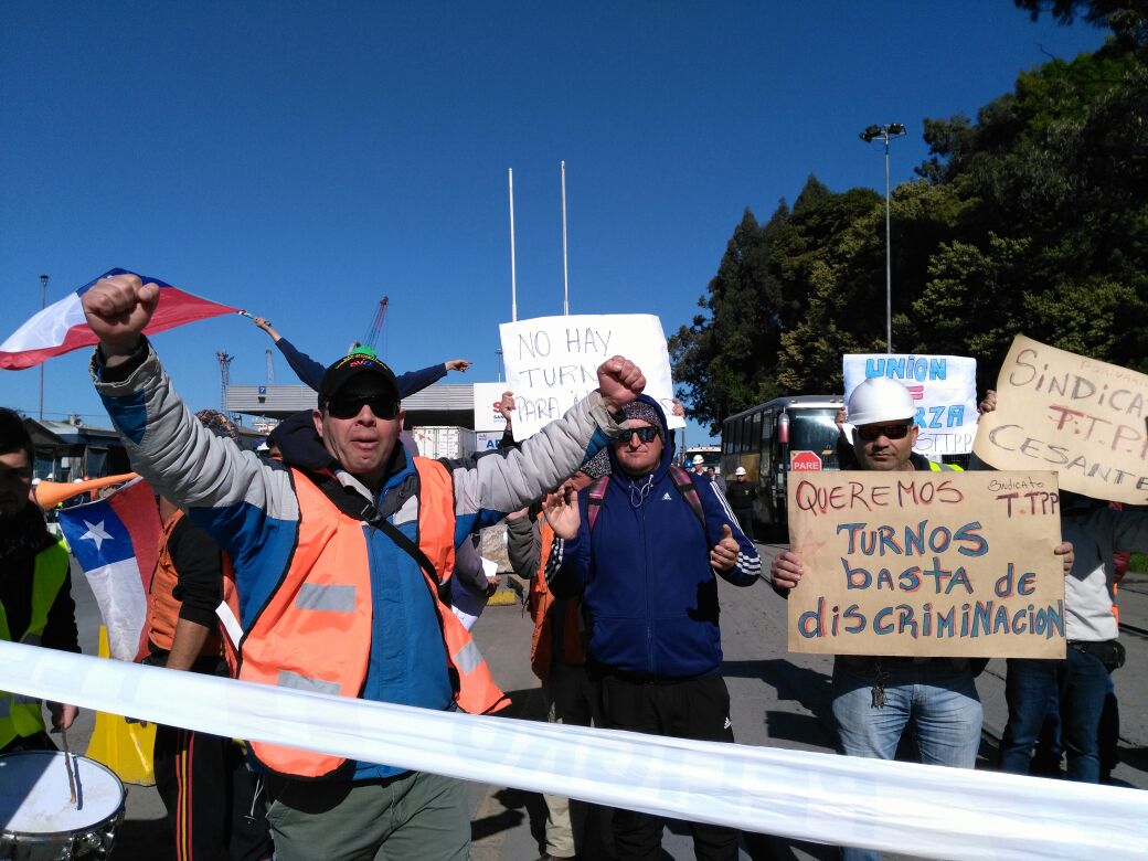 Trabajadores protestan bloqueando acceso al puerto