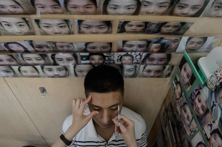 Hongkoneses se cambian las cejas para mejorar su suerte