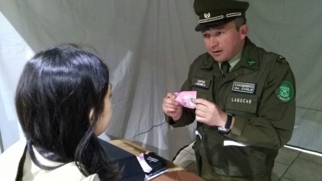 Carabineros de Temuco lanzan campaña contra billetes falsos previo a fiestas patrias