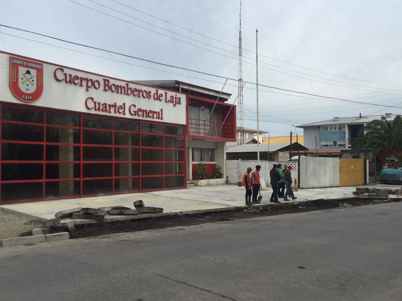 Buscan revertir polémica construcción de estacionamientos frente a cuerpo de bomberos de Laja
