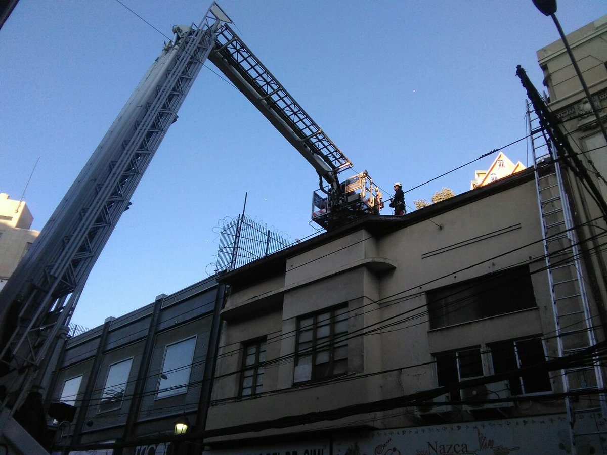 Bomberos rescata a mujer desde techumbre de edificio