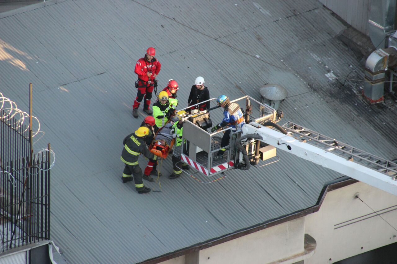 Rescate de mujer desde techo de edificio tras caída desde Paseo Atkinson