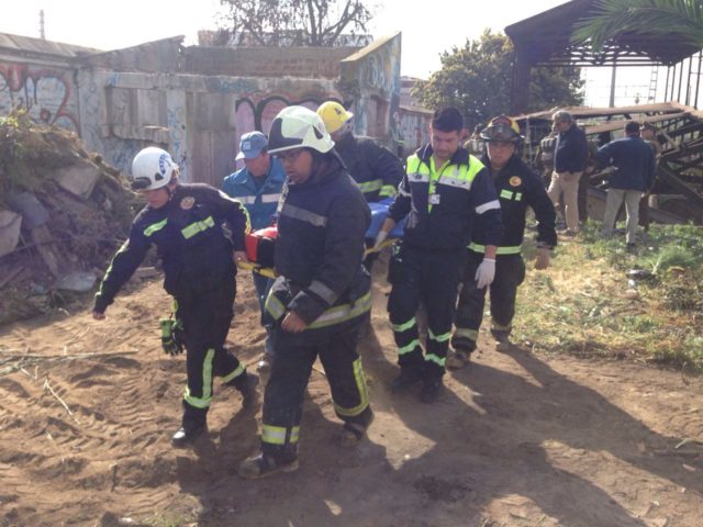 Personal de emergencia realiza rescate a víctimas de caída en un galpón de Quilpué