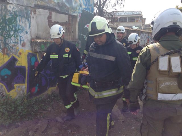 Personal de emergencia realiza rescate a víctimas de caída en un galpón de Quilpué