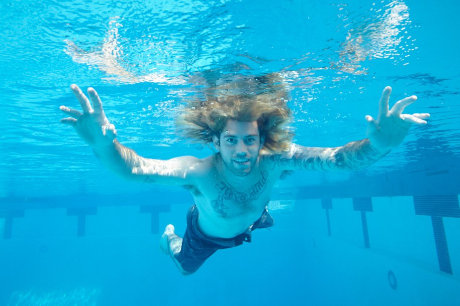 El bebé de "Nevermind" de Nirvana ahora tiene 25 años y recreó la icónica portada