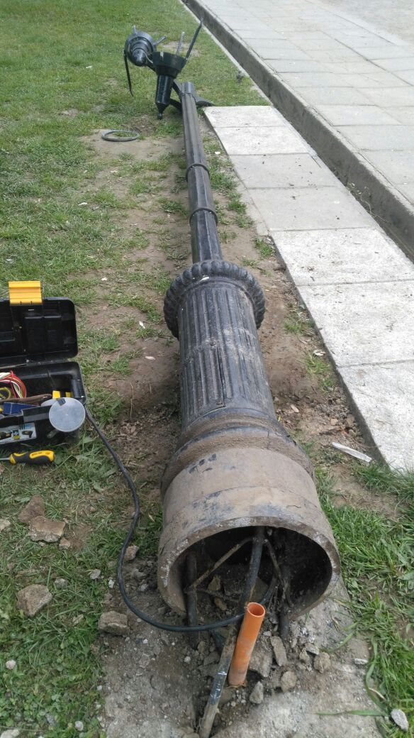 Farol destruido en la universidad