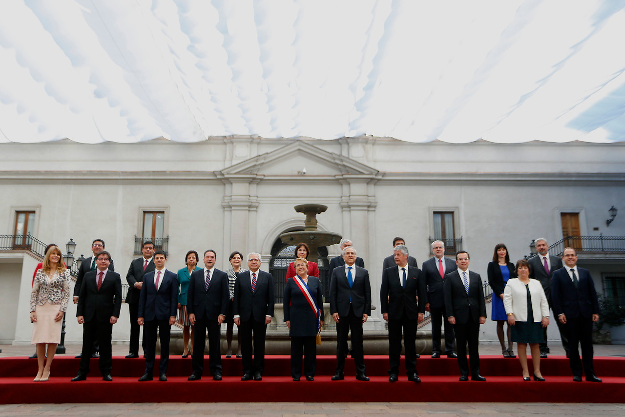 Foto oficial de Michelle Bachelet y su gabinete en La Moneda.