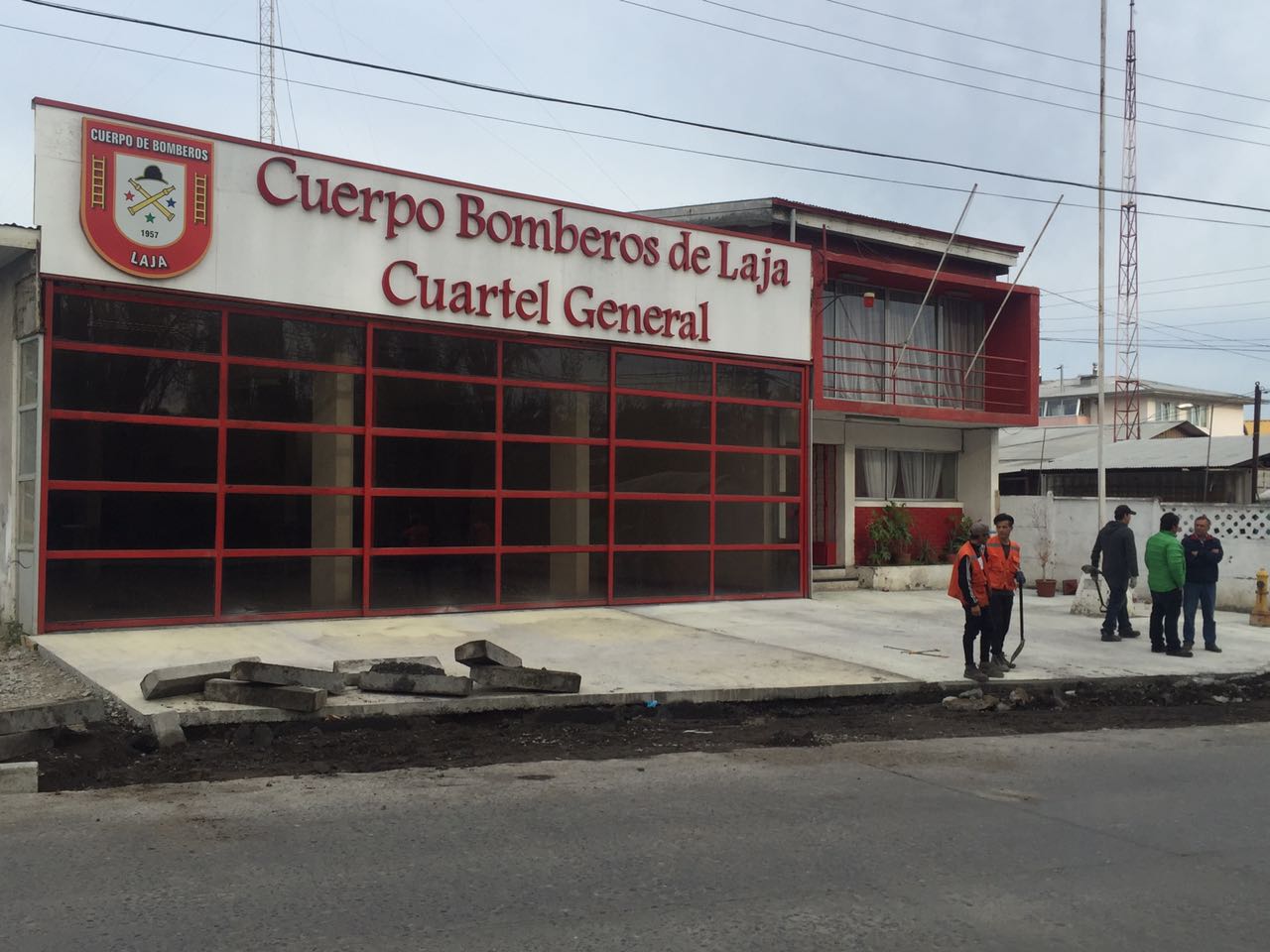 Buscan revertir polémica construcción de estacionamientos frente a cuerpo de bomberos de Laja