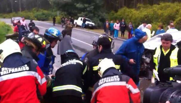 Bomberos rescatan a lesionados tras colisión de dos vehículos en la ruta entre Valparaíso y Laguna Verde