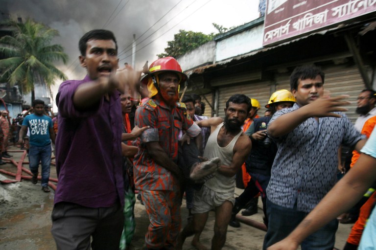 Arduo combate de incendio y rescate de víctimas en una fábrica de Bangladés.