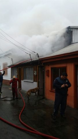 Incendio consume segundo piso de casa en Lota