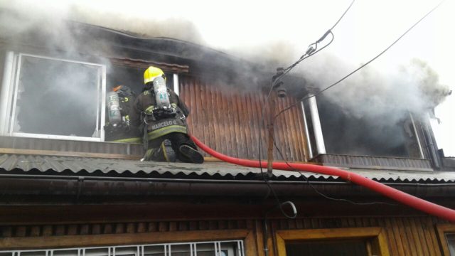 Incendio consume segundo piso de casa en Lota