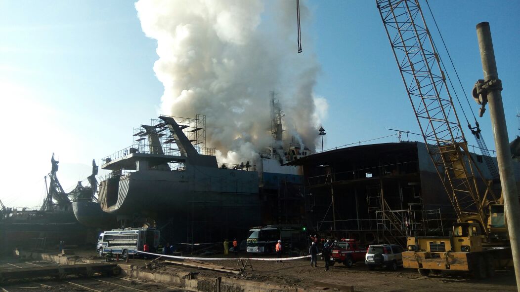 Incendio de embarcación en astilleros Marco del puerto de Iquique.