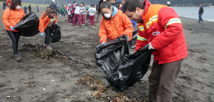 Escolares recolectaron basura en playas de Talcahuano buscando ... - BioBioChile