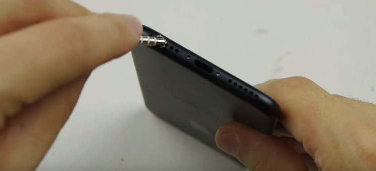 Hilarante viral se burla del iPhone 7 por no tener conector para audífonos