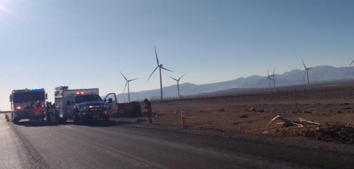 Volcamiento de minibus con turistas camino a San Pedro de Atacama deja 7 lesionados - BioBioChile